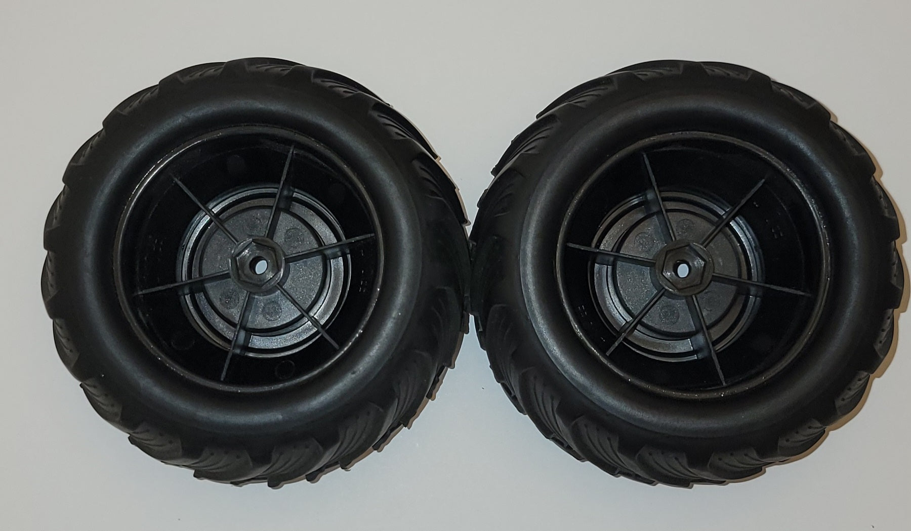 Traxxas Front Tires & Wheels 5.3x2.7-2.0 – Stampede 2WD (Like New)